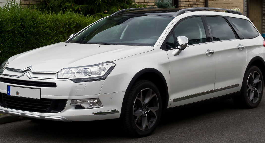 Citroën_C5_CrossTourer_HDi_200_(II,_Facelift)_–_Frontansicht,_30._Juni_2014,_Düsseldorf Citroën C5 CrossTourer