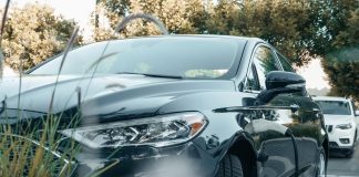 ładowanie samochodu z akumulatorem exide