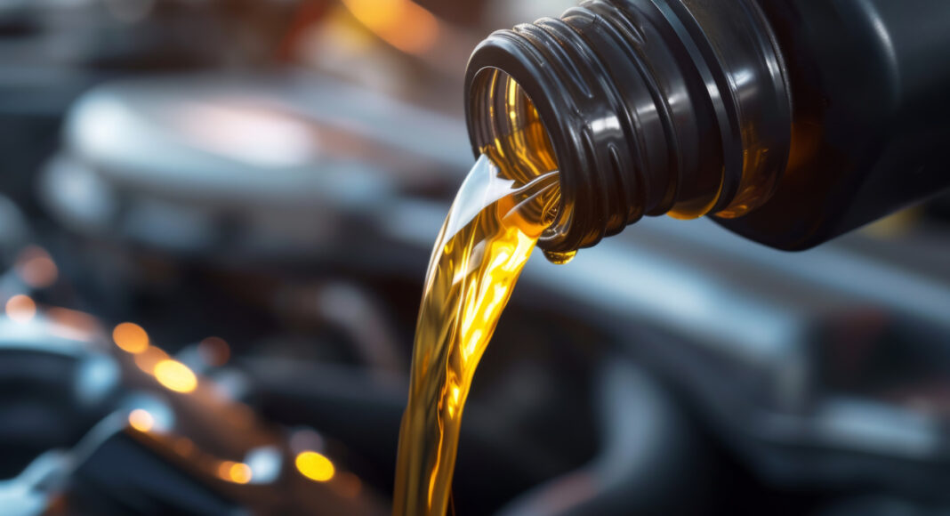 Wlewanie oleju do silnika