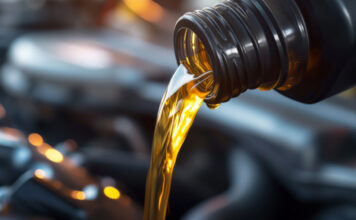Wlewanie oleju do silnika