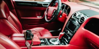 Tuning wnętrza samochodu – dodatki poprawiające wygląd kabiny