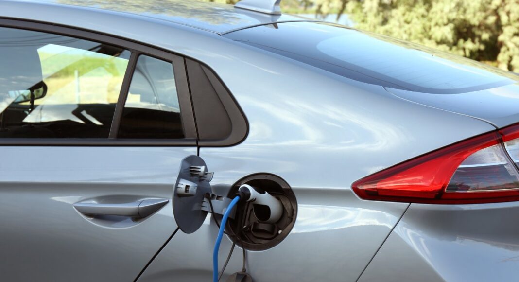 Zalety i wady samochodów hybrydowych plug-in